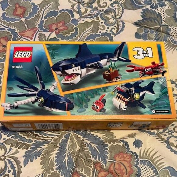 LEGO Creator 3 in 1 Deep Sea Creatures- Shark, Fish & Squid 7+, 230 pieces - Picture 2 of 2